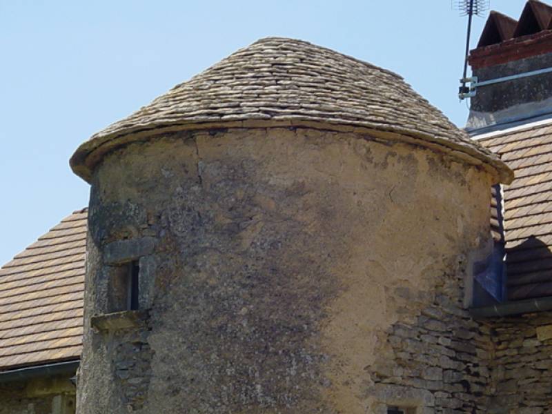 Restauration de la couverture en laves d'une tour à Echarnant chez un particulier