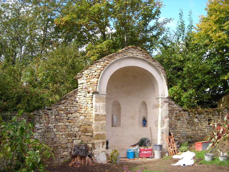 Restauration d'une couverture en laves d'un ancien oratoire chez un particulier à Aubigny-la-Ronce