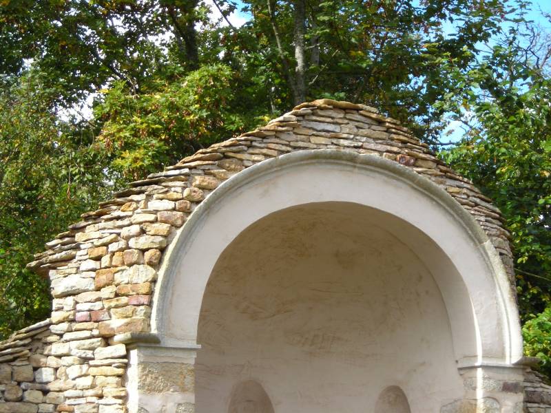 Restauration d'une couverture en laves d'un ancien oratoire chez un particulier à Aubigny-la-Ronce