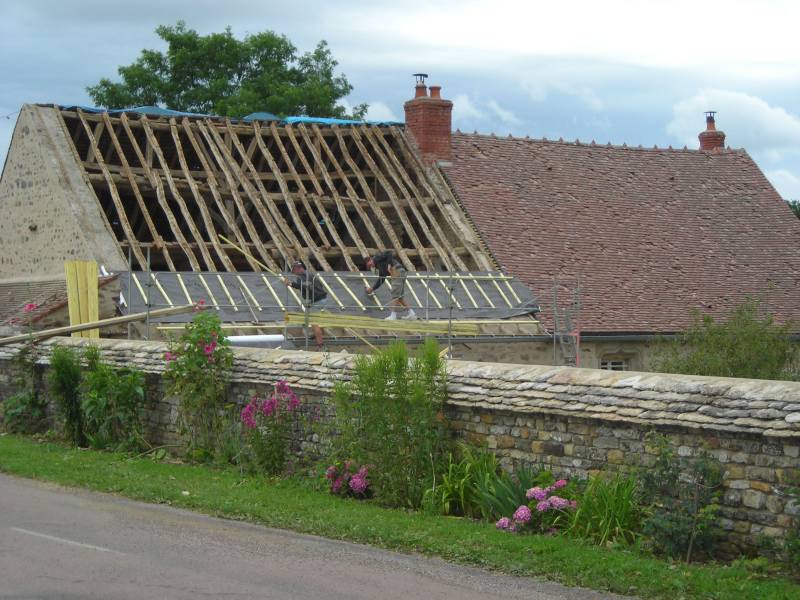 Restauration de la couverture d'un ancien presbytère à Aubigny-La-Ronce