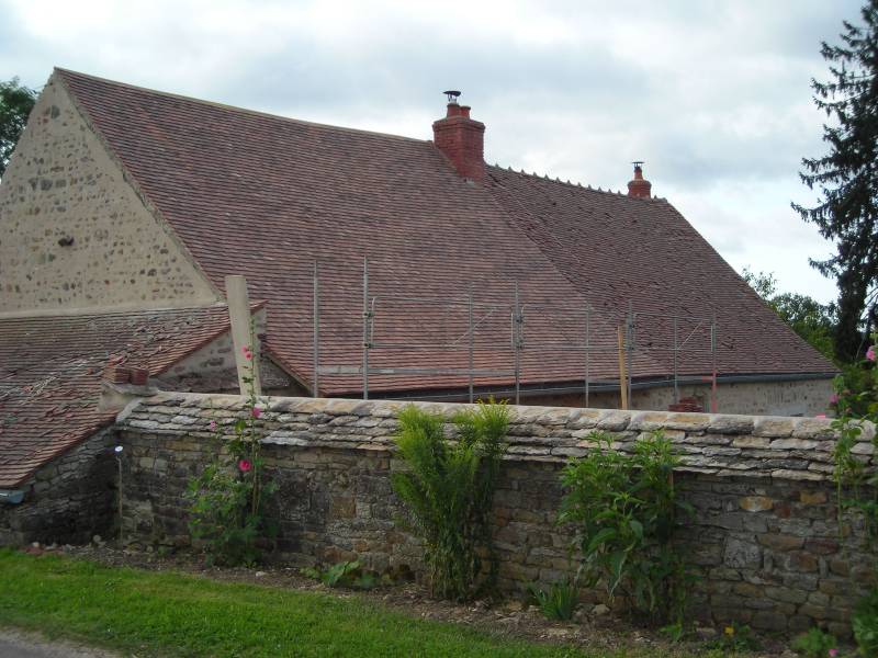 Restauration de la couverture d'un ancien presbytère à Aubigny-La-Ronce
