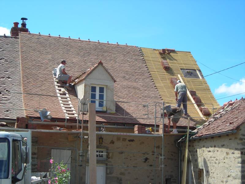 Restauration de la couverture d'un ancien presbytère à Aubigny-La-Ronce
