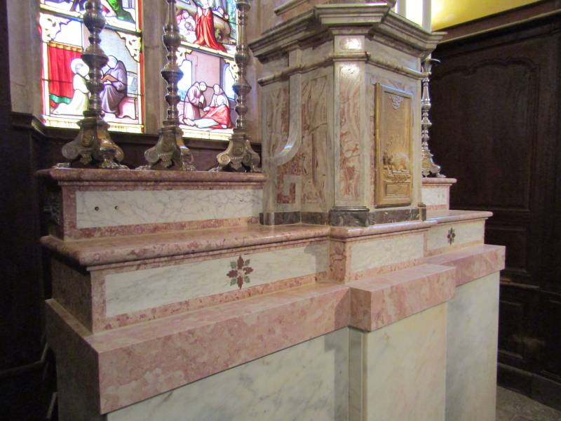 Reconstruction d'un maître-autel dans une église proche de Beaune