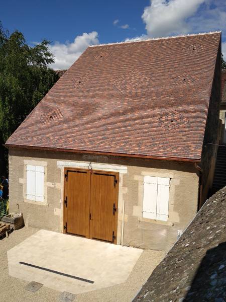 Couverture en tuiles plates pour une cuverie à Aloxe-Corton près de Beaune