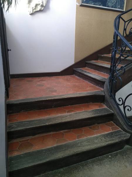 Restauration d'une montée d'escalier en tomettes à Savigny les Beaune