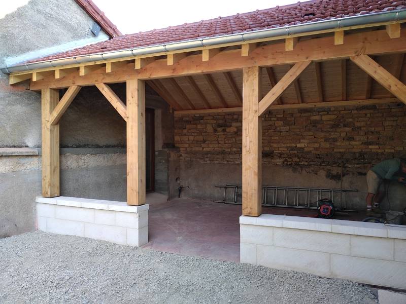 Création d'un appentis et rénovation d'une toiture en tuiles mécaniques anciennes à Saint Marie La Blanche