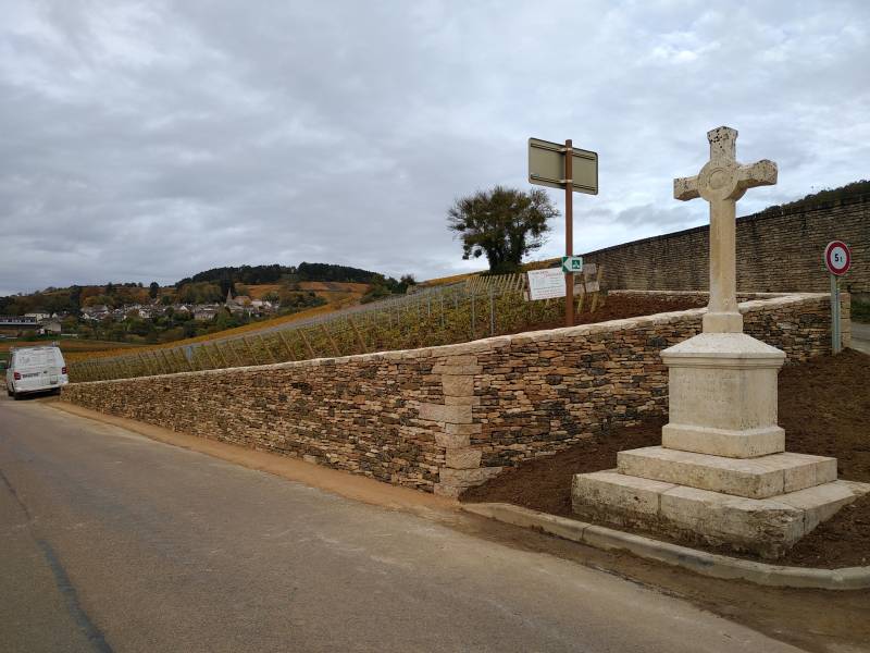 Restauration d'un mur de vigne en pierres à Pernand-Vergelesses