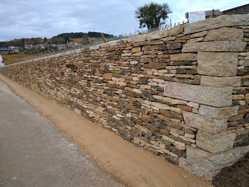 Restauration d'un mur de vigne en pierres à Pernand-Vergelesses