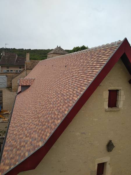 Couverture en tuiles plates pour un particulier à Saint Romain près de Beaune 21200 en Côte d'or