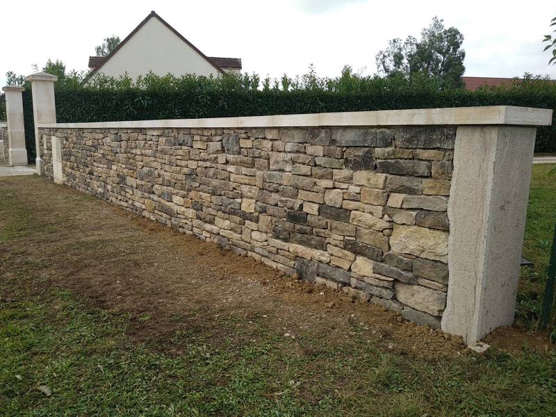 Création d'un mur de clôture en pierres chez un particulier à Sainte-Marie-La-Blanche