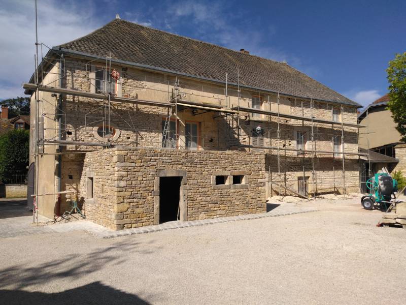 Création d'une terrasse en pierres pour un particulier à Corcelles les Arts près de Meursault