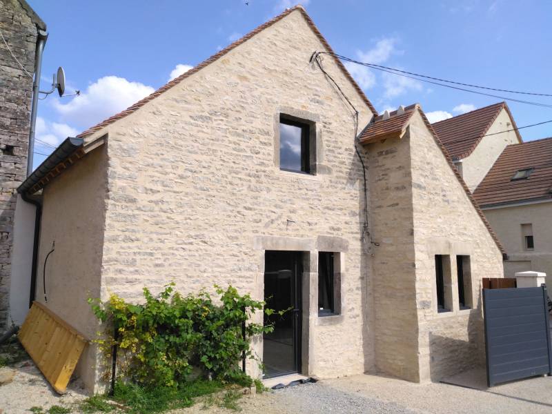 Ravalement de façade pour maison individuelle chez un particulier à Ladoix-Serrigny