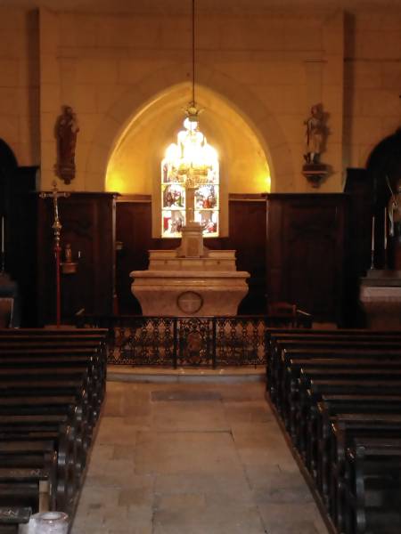 Reconstruction d'un maître-autel dans une église proche de Beaune