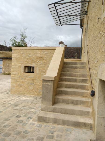 Création d'une terrasse en pierres pour un particulier à Corcelles les Arts près de Meursault
