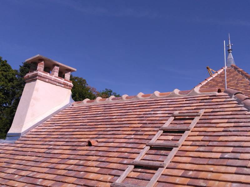 Couverture en tuiles plates pour un particulier à Pernand-Vergelesses près de Beaune en Côte d'or