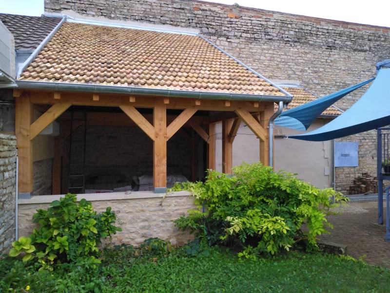 Création d'un atelier couvert en tuiles mécaniques anciennes à Beaune