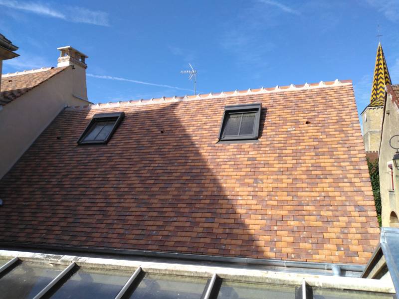 Couverture en tuiles plates pour un particulier à Pernand-Vergelesses près de Beaune en Côte d'or