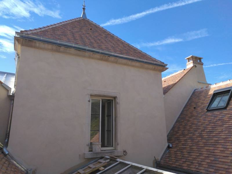 Couverture en tuiles plates pour un particulier à Pernand-Vergelesses près de Beaune en Côte d'or