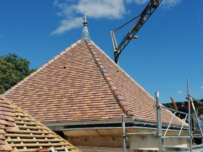 Couverture en tuiles plates pour un particulier à Pernand-Vergelesses près de Beaune en Côte d'or