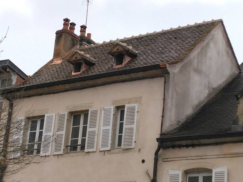 Restauration d'une couverture en tuiles plates anciennes à Beaune 21200 en Côte d'or