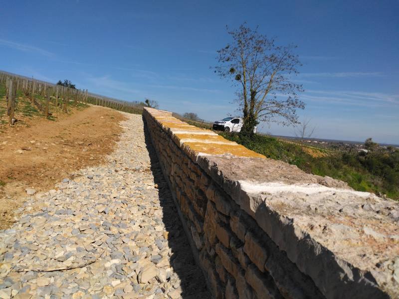 Maçonnerie d'un mur de soutènement en pierres à Beaune