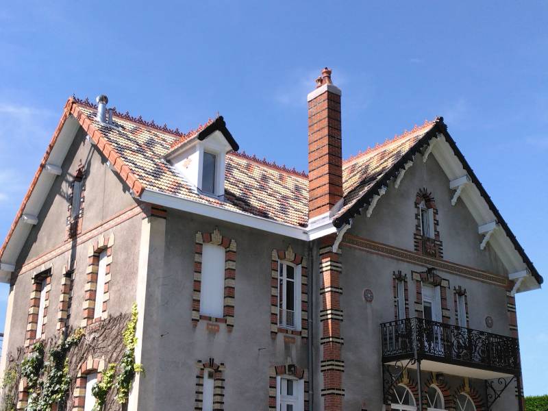 Couverture en tuiles mécaniques anciennes chez un particulier à Beaune